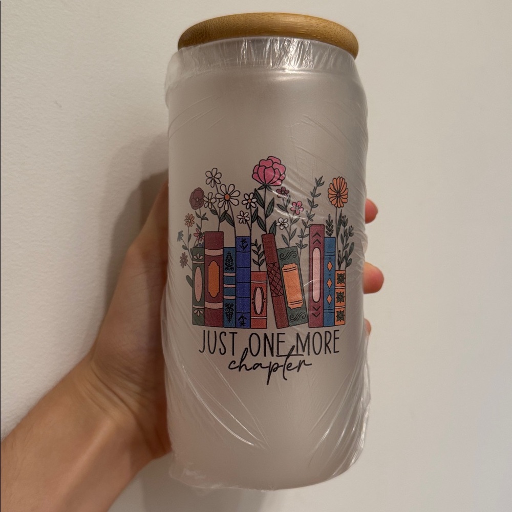 NWT Glass Tumbler Books Flowers Wooden Lid Metal Straw “Just One More Chapter”